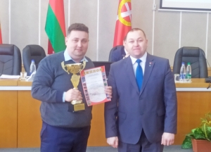 За спортивные достижения председатель Чаусского райисполкома Дмитрий Акулич вручил награды
