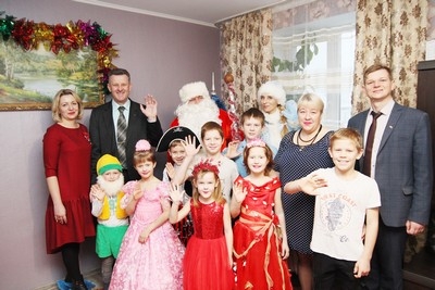 Представители власти региона детям Чаусского района 31 декабря подарили новогодние подарки