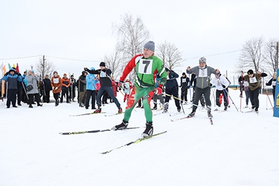 Любители лыжных гонок соревновались на стадионе Чаусского ЦФОР