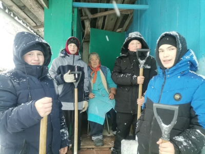 В Чаусах волонтеры помогают ветеранам труда в уборке снега