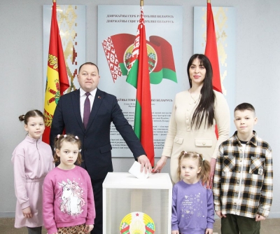 Председатель Чаусского райисполкома Дмитрий Акулич проголосовал вместе со своей большой дружной семьей. С супругой и детьми он принял участие в голосовании на Могилевском участке N4