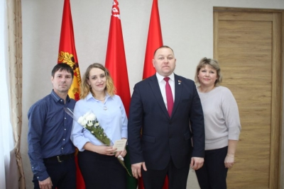 Дмитрий Акулич поздравил семью Тюзиковых с новым статусом многодетной семьи