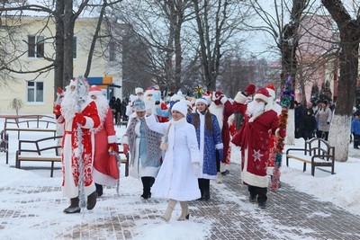 Парад Дедов Морозов и Снегурочек рождественским вечером прошел в Чаусах