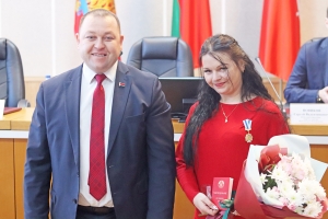Алеся Губанова из Чаус получила одну из главных наград — орден Матери