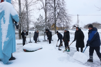 Депутаты и актив ОТОС потрудились на уборке братского захоронения в Антоновке