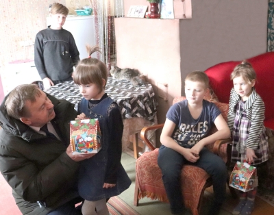 Шестеро детей Галины Зенковой получили подарки от депутатского корпуса