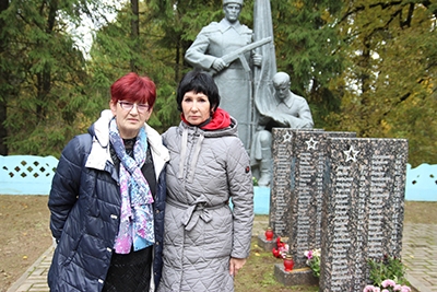Две сестры из России приехали в Чаусский район почтить память дедушки