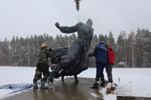 У реки Проня центральная скульптура устанавливается на месте мемориала