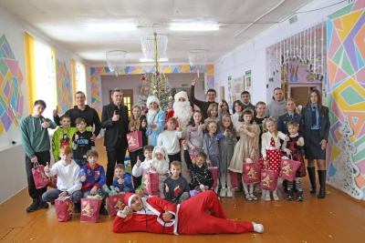 Для ребят из приемных и опекунских семей 17 декабря был организован новогодний праздник