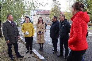С какими проблемами обратились жильцы дома по улице Ленинской к председателю Чаусского райисполкома?