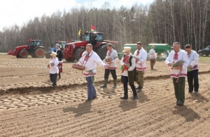 «Засеўкамі» пачаліся вясновыя работы на палях Чавускага раёна