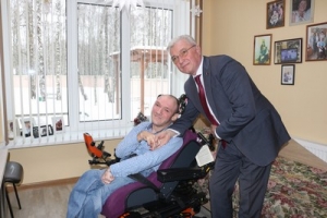 В Чаусский дом самостоятельного проживания с подарками приехал заместитель губернатора Валерий Малашко