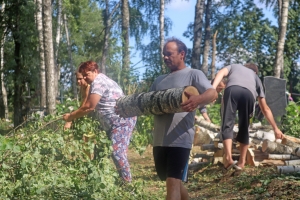 Сельисполком совместно с коммунальниками и местными жителями наводят порядок после урагана
