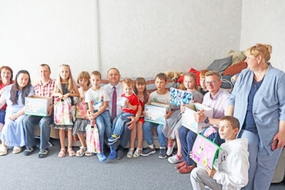 Школьники из детского дома семейного типа Пантелеевых получали подарки к 1 сентября