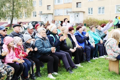 Рассказываем, как отметили День двора жильцы дома №9 по улице Азарова в Чаусах