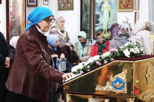 Православные верующие празднуют Рождество Пресвятой Богородицы