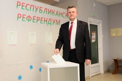 Председатель Чаусского райисполкома Эдуард Герасименко принял участие в досрочном голосовании
