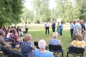 Какие вопросы задавали жители агрогородка Сластены руководству Чаусского района?