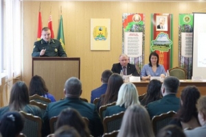 Местные органы власти Чаус выслушивают предложения и пожелания вчерашних студентов