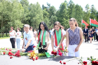 Участники автопробега в Чаусах посетили воинское захоронение в Ляховщине и мемориал на Проне