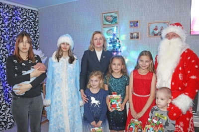 Профсоюзный лидер Чаусского района Наталья Кондратенко продолжает поздравлять детей с новогодними праздниками