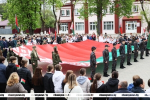 В Чаусах ритуал чествования Государственных герба, флага и гимна собрал представителей разных поколений