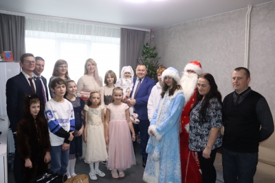 Девять ребят из детского дома семейного типа Натальи и Павла Пантелеевых 27 декабря принимали множество гостей и подарков
