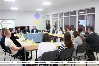 Наведены мосты между молодежью 2020-х годов и 70-х годов прошлого века. Встреча поколений в Чаусах