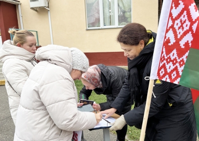 В первый день сбора подписей жители Чаус пришли к пикету у универсама Центральный