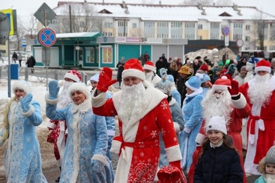 Парад дедов Морозов и Снегурочек порадовал жителей и гостей Чаус