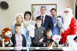 Первый секретарь Чаусской районной организации Коммунистической партии Беларуси Денис Никифоров поздравил чаусских ребят с Новым годом