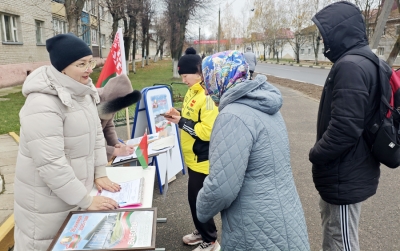 В Чаусах продолжается сбор подписей инициативными группами кандидатов в Президенты