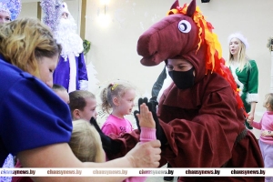 Чаусская резиденция Деда Мороза распахнула свои двери. Первые ребята уже успели окунуться в новогоднюю сказку