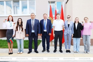 Ключи от новых арендных квартир получили молодые специалисты в Чаусах