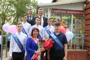Ребята из агрогородка Устье простились со школой